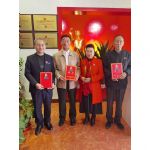 颁发常务副会长聘书合影