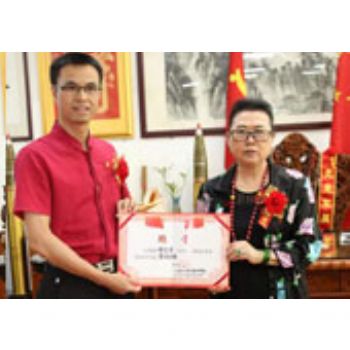 颁发朱绍伟常务副会长聘书