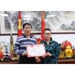 颁发伍金春常务副会长