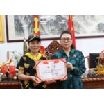 颁发周丰梅副秘书长